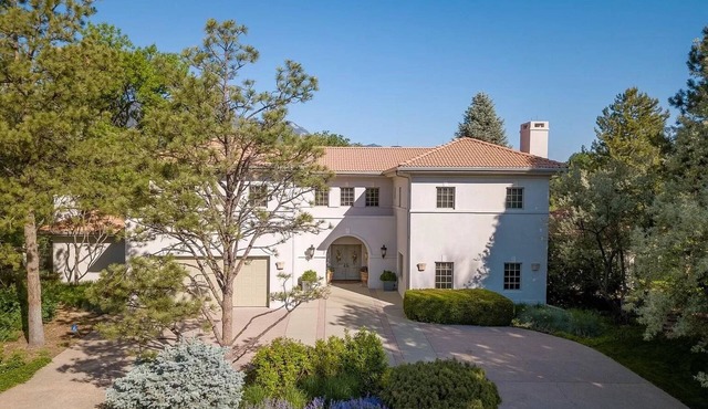 Classic Broadmoor home on private cul-de-sac. 10 min. walk to Broadmoor Resort.