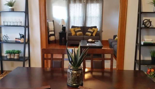 Classic Bungalow Modern w/a Splash of Glam ZOO AKSARBEN UNMC UNO Bergan Mercy