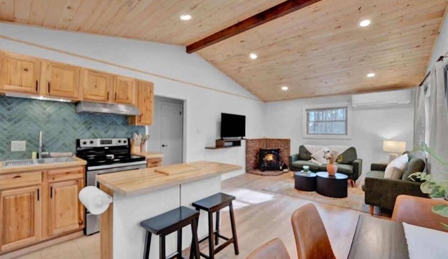 Classic Cabin | Lake Access | Hot Tub