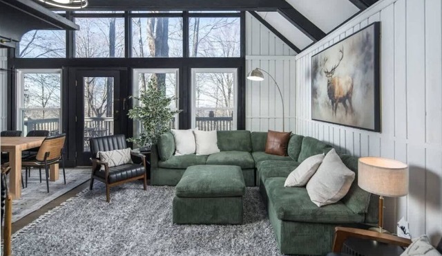 Classic Cabin-Near Slopes-Hot Tub, Pet-Friendly