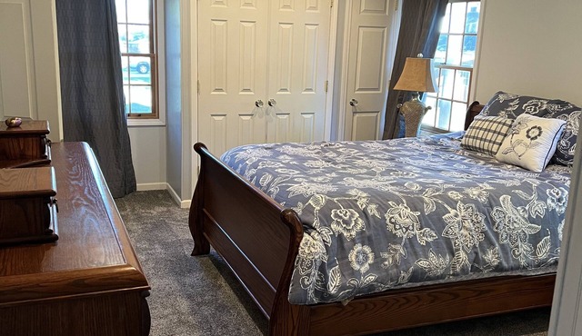 Classic Cabin Retreat! A block away from Big Spirit, boat ramp & public park!