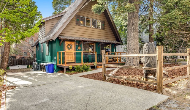 Classic cabin with fireplace, lake access, grill, central AC & washer/dryer