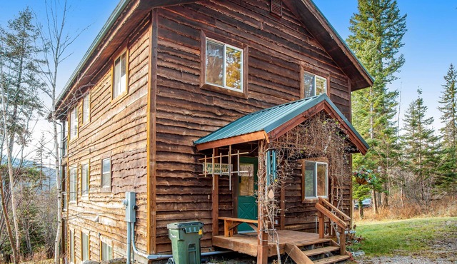 Classic cabin with gorgeous lake/mountain views, firepit & 2-story deck