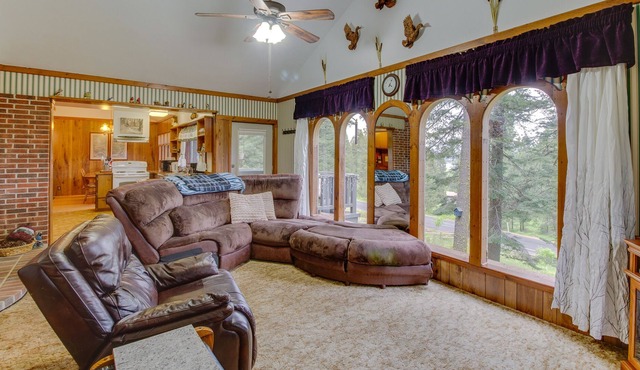 Classic cabin with views, guest suite, and forest acccess