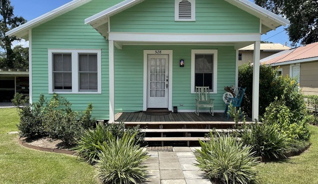 Classic Cajun Cottage on Bayou Teche - 1 & 1/2 miles from Downtown Breaux Bridge