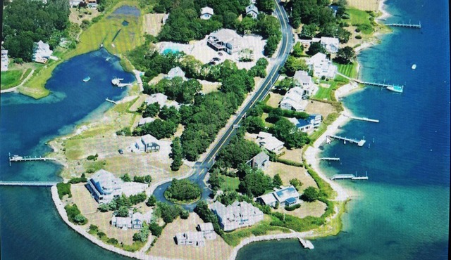 Classic Cape Cod Seaside Cottage for Active Families at tip of Seacoast Shores