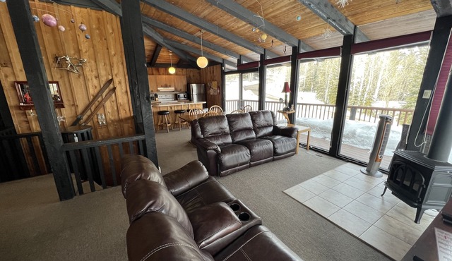 Classic Chalet on free shuttle route-fireplace, hot tub and sauna.nn5 Bedrooms