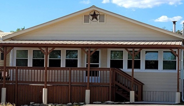 Classic Charm Close To Lake