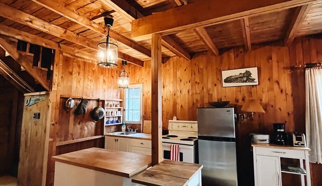 Classic Chelsea Cottage on the Gatineau River and along the famous Chelsea Trail