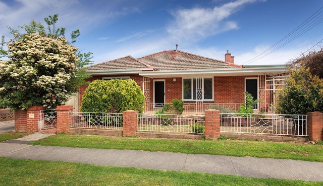 Classic Chic on Olive - Chic two bedroom apartment close to the city centre