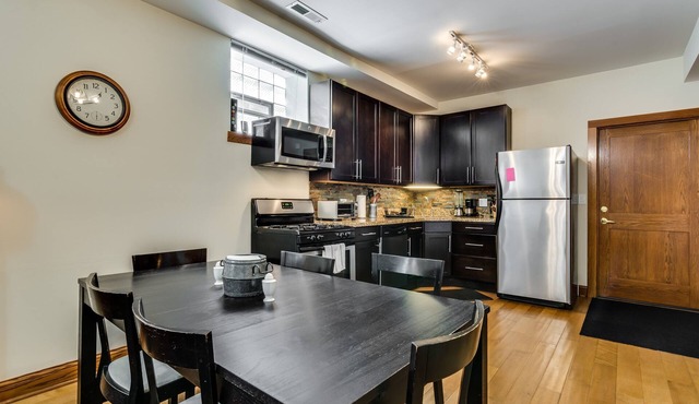 Classic Chicago with a Twist - Recently Renovated and PET FRIENDLY! by AllSet Turnover