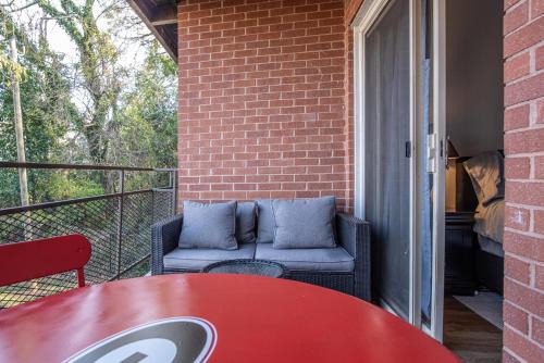 Classic City Getaway - Walk to Sanford Stadium! condo