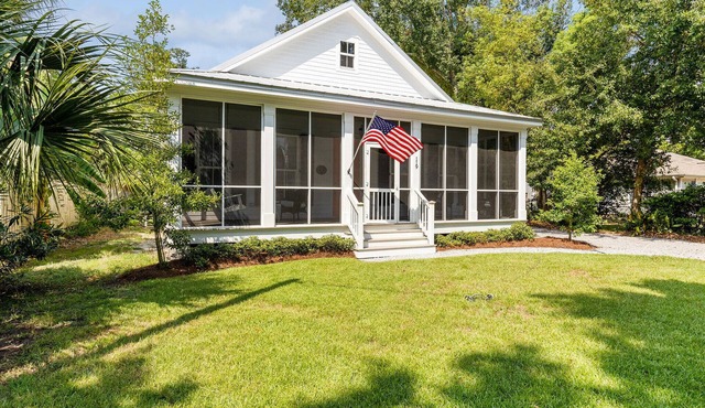 Classic Coastal Cottage ~ Steps to the Beach! 4-Seater Golf cart for rent!