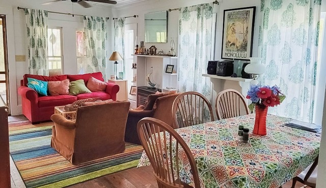 Classic coastal cottage with screened deck, hammock & washer&dryer