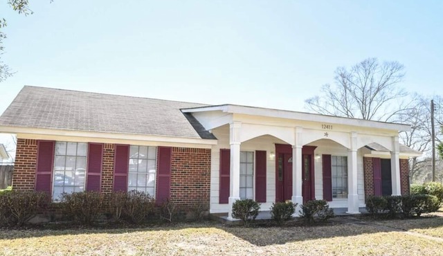 Classic Colonial Home near Main Street