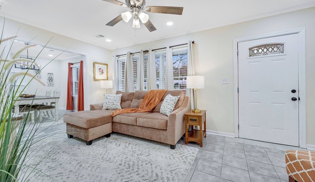 Classic Comfort Home-Near Base, Sleeps 10