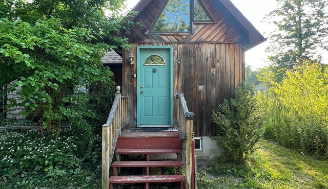 Classic cottage country, a short stroll to the beach!