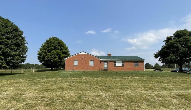 Classic cozy brick ranch, with beautiful panoramic views!