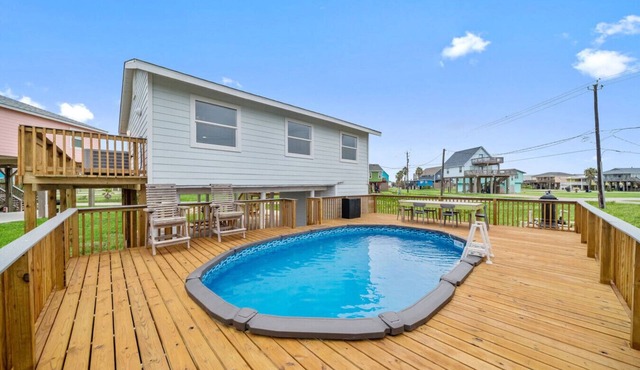 Classic, Cozy Bungalow With Large Deck Near Beach
