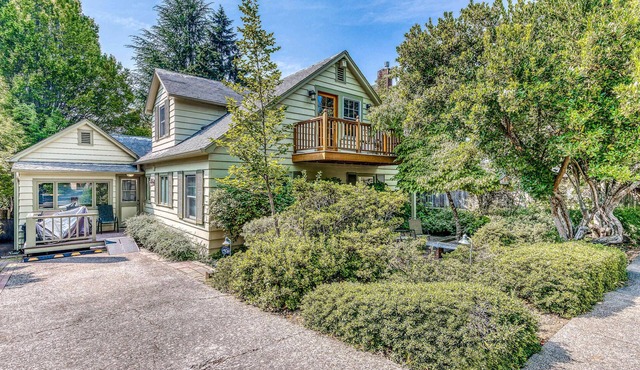 Classic, Dog-Friendly Home with Free WiFi, a washer&dryer, & Enclosed Backyard