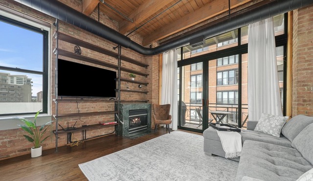 Classic Downtown Industrial Loft Near West Loop