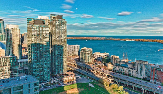 Classic Downtown Toronto Lakeview Condo With Free Parking