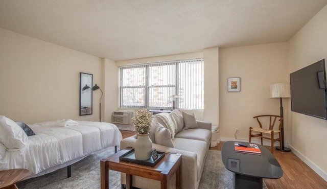 Classic DT 1BR with City View by Zencity