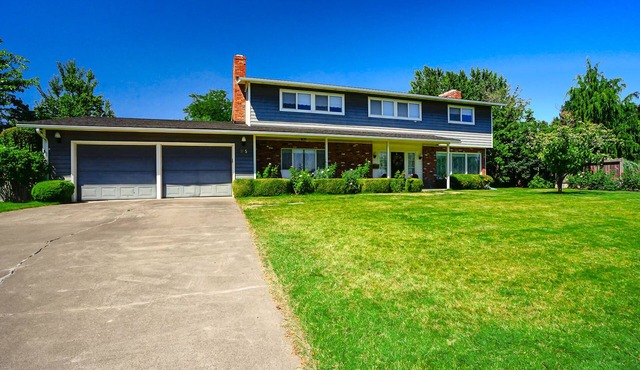 Classic & elegant house with entertainment & spacious, laid-back yard
