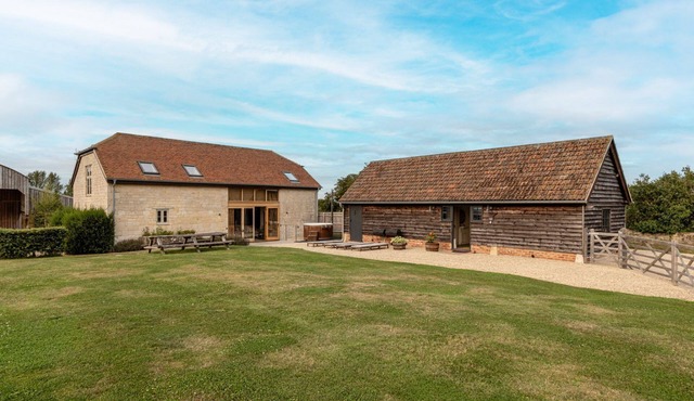 Classic Family Barn Conversion with hot tub - High & Little Barns