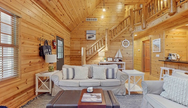Classic Family Cabin W/Screened Deck, Free WiFi & Hot Tub