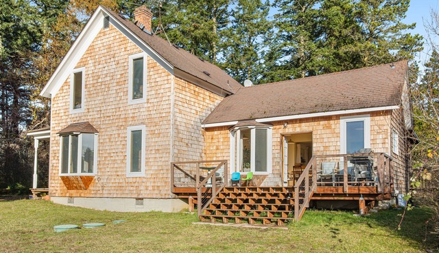 Classic farmhouse with front porch & amazing sunset views - walk to town