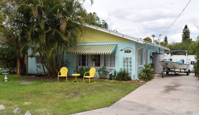 Classic fishing cabin with free kayaks/boats!Close to beach! Dock your boat n/c!
