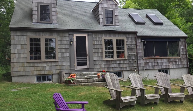 Classic Harborfront Cottage for 6
