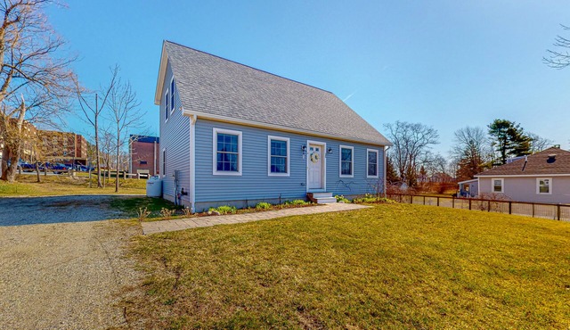 Classic home with deck & yard in the heart of Castine - walk everywhere