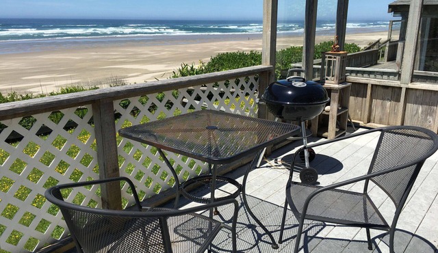 Classic Honeymoon Beach Cottage. Private, Romantic, Oceanfront. Pet friendly.