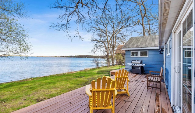 Classic Lake Melissa Cottage, just steps away from the water on the South Bay!