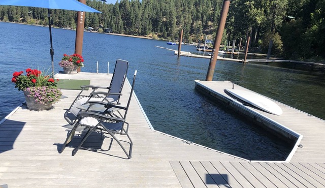 Classic Lakefront Cottage with Spectacular Views, High-End Boat Dock, Large Slip