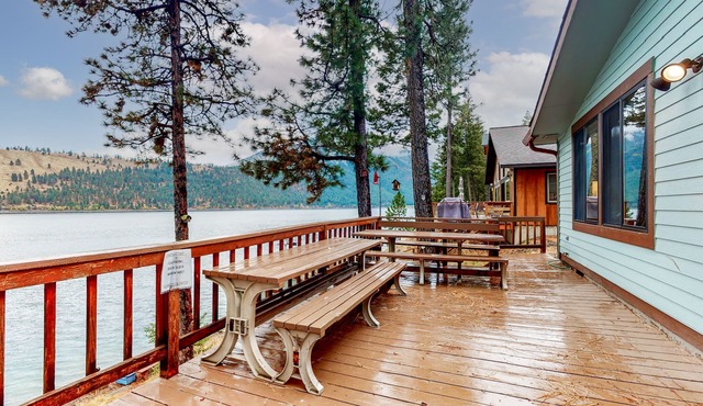 Classic lakefront home with private hot tub, fireplace & washer/dryer