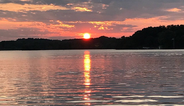 Classic Lakehouse! BOOK NOW! Perfect for the HOLIDAYS!