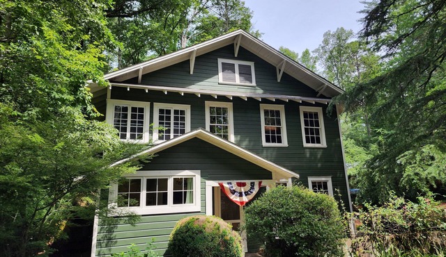 Classic Lakehouse on a Lovely Mountain stream with Lake Rabun access & 4 Bedroom