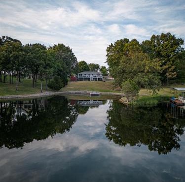 Classic Lakeside Vacation Sleeps 9