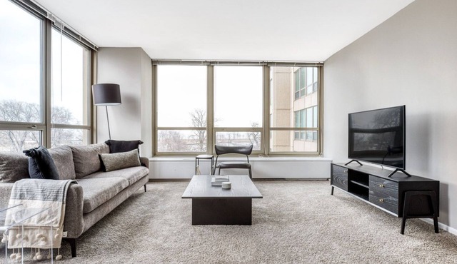 Classic Lakeview 2BR w/Deck, Pool & Gym, nr Lincoln Park, by Blueground