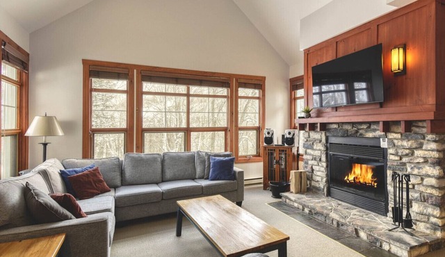 Classic Les Eaux Chalet w Sauna near the Mountains