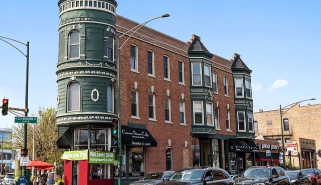 Classic Lincoln Park 2 bedroom condo- parking included