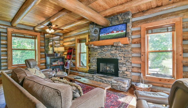 Classic Log Cabin 15 minutes to downtown Asheville-fire pit, pond, fireplace