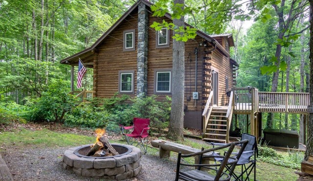 Classic log cabin 20 minutes to downtown Asheville/hot tub/fire pit/game room
