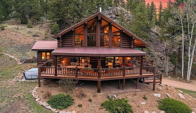 Classic Log Cabin near Rocky Mt Nat'l Park and Ski