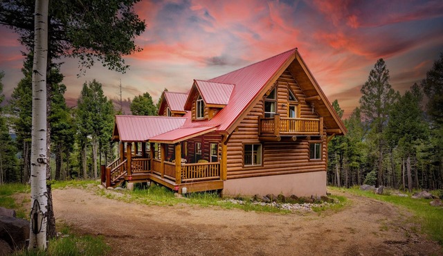 Classic Log Cabin w/Hot tub, Great Views, Private Feel, Wrap-Around Decks