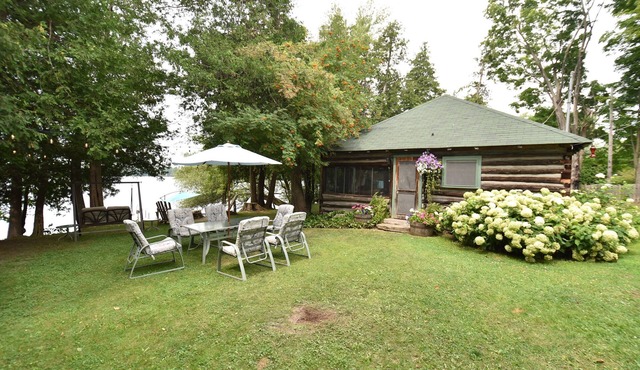 Classic log cottage on Mississippi Laken5 min to Carleton Place 30 min to Ottawa