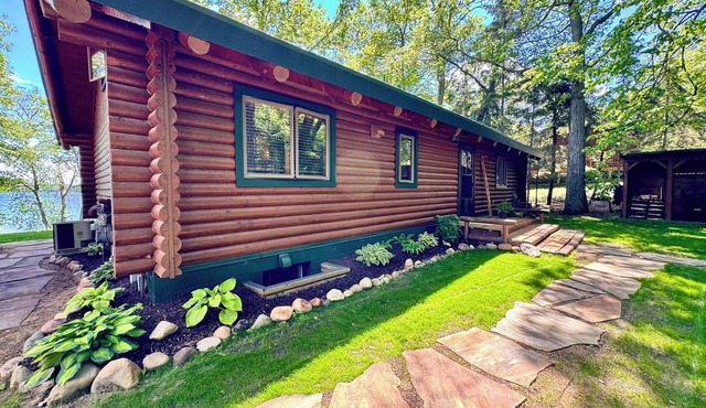 Classic Main Cabin and lakeside hot tub in Nisswa